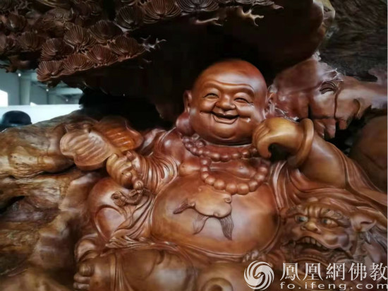 木雕弥勒菩萨造像 (图片来源：凤凰网佛教 摄影：谢远琨)