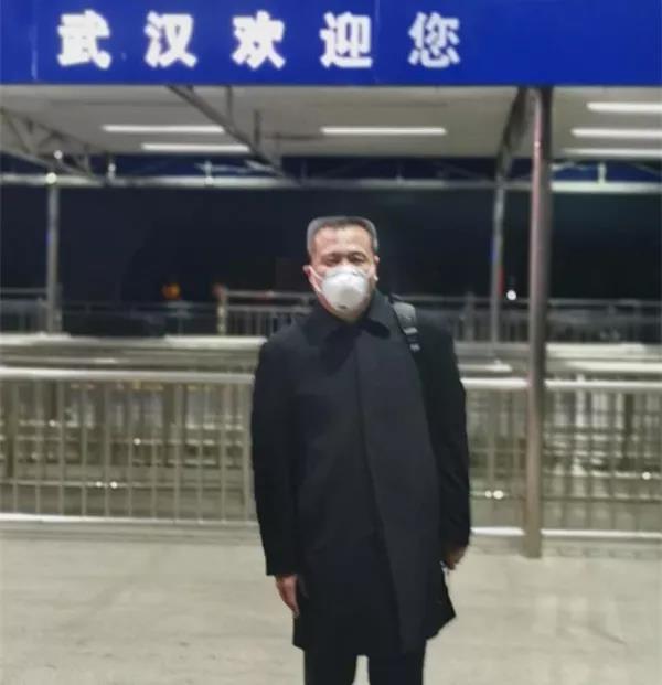 今天是他51岁生日，他却远赴武汉，在隔离病房里忙碌着