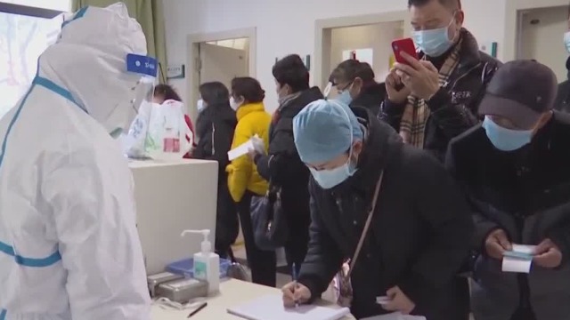 武汉发热门诊超负荷运转 高峰时段就诊人数超过1.5万人