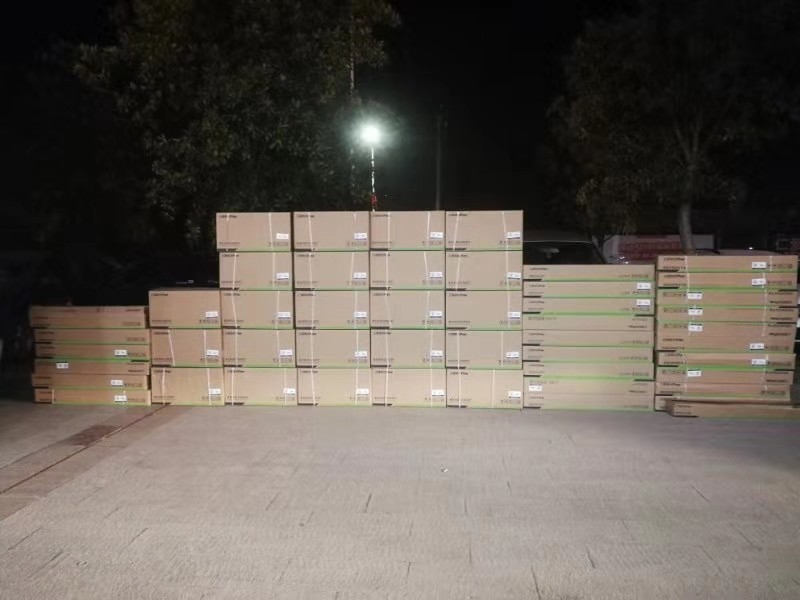 (首批援助灯具运达武汉施工现场仓库)三雄极光作为国内首个响应并主动
