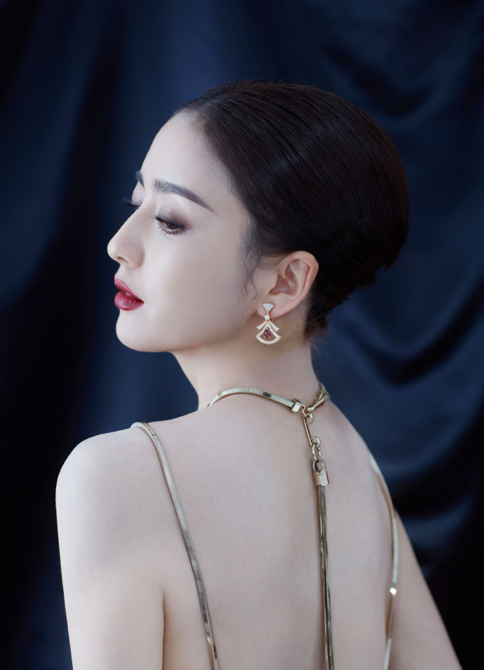 佟丽娅黑裙露美背艳压全场插图(2)