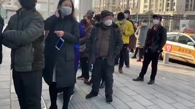 武汉一药房外 数十位市民排队购买双黄连口服液