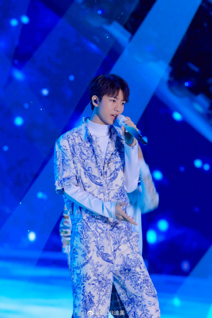 王俊凯身着迪奥茹伊印花套装亮相湖南卫视跨年晚会