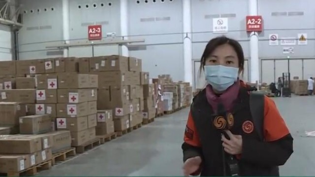 凤凰记者探访武汉红会捐赠库 专业物流理顺收发流程