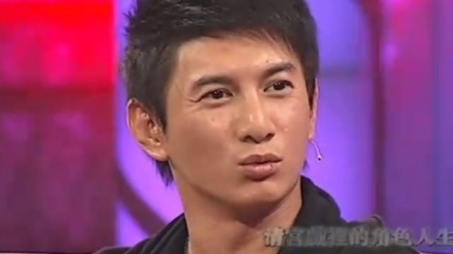 吴奇隆小时候的照片曝光 这长得也太像洋娃娃了吧！