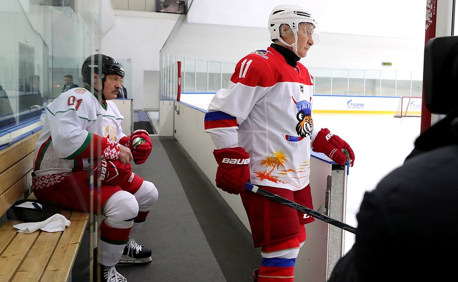 普京和白俄罗斯总统组队打冰球