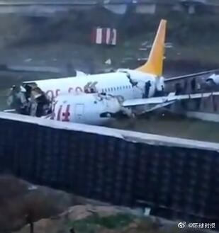 一架波音客机在土耳其机场冲出跑道 机身断成两截并起火
