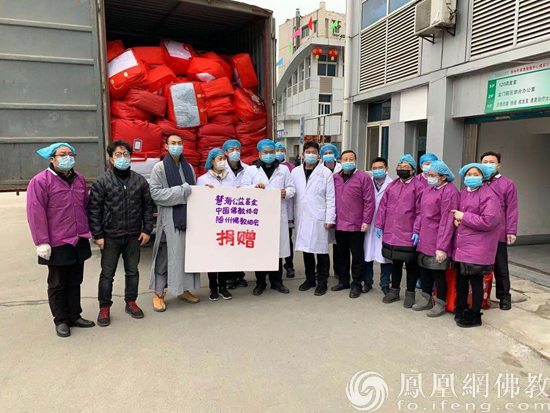 随州市中心医院工作人员与随州市佛教协会法师居士合影（图片来源：凤凰网佛教）