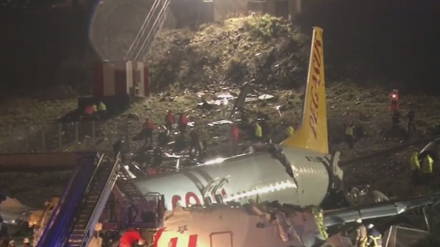 土耳其客机滑出跑道致3死179伤 现场机身断裂零件四散