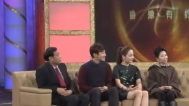 高爸爸搂着高妈妈拍合照 高梓淇深受父母感动