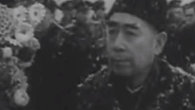 1958年周恩来前往朝鲜的烈士陵园，祭祀在抗美援朝中牺牲的烈士