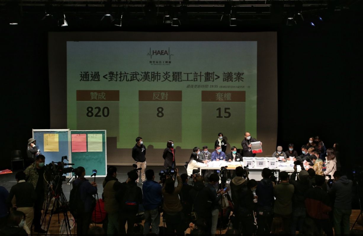 医生在前线抗疫,“港独”在后方抗议?