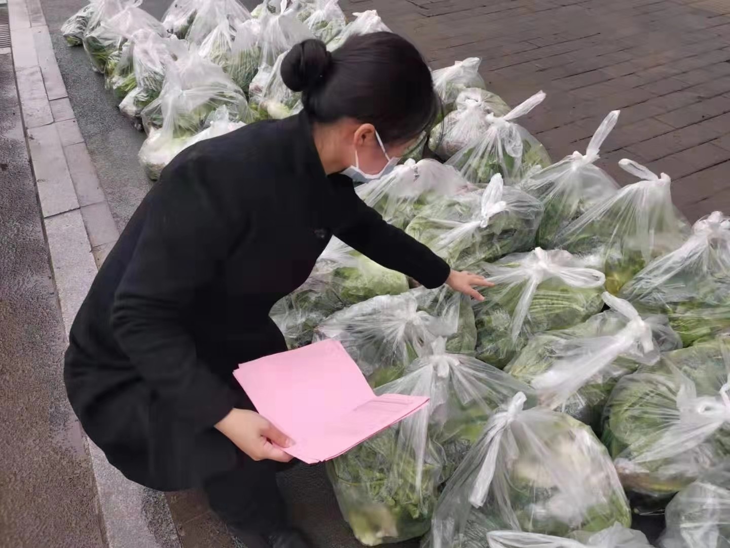 贴心!让居家业主吃上新鲜蔬菜 龙湖创新供给形式"送菜到家"