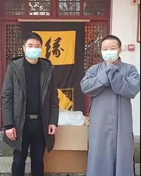 镇卫生院;原拟捐老祖寺的5千个口罩,崇延法师嘱转捐苦竹乡人民政府