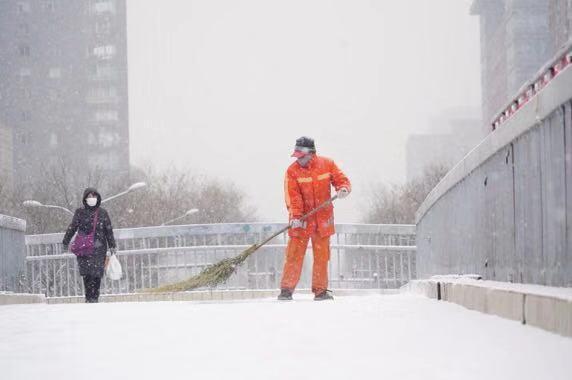 京城又飘雪花，雪中这些身影让人感动——