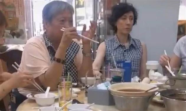 68岁洪金宝与爱妻游泰国度春节 穿情侣装用餐恩爱低调