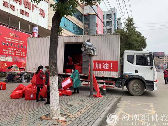 物资装车（图片来源：凤凰网佛教）