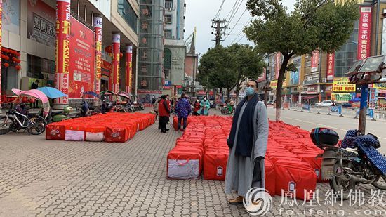 随州市佛教协会法师采购物资（图片来源：凤凰网佛教）