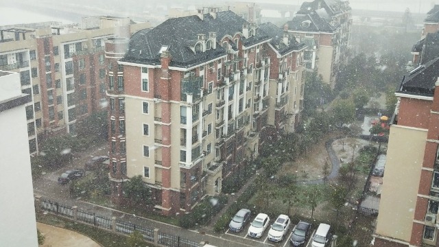 寒潮来袭 武汉飘起大雪