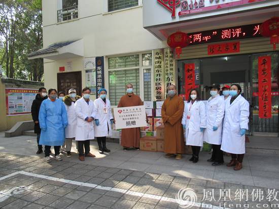 荆州市荆州区东升社区接收物资（图片来源：凤凰网佛教 摄影：荆州市佛协秘书处）