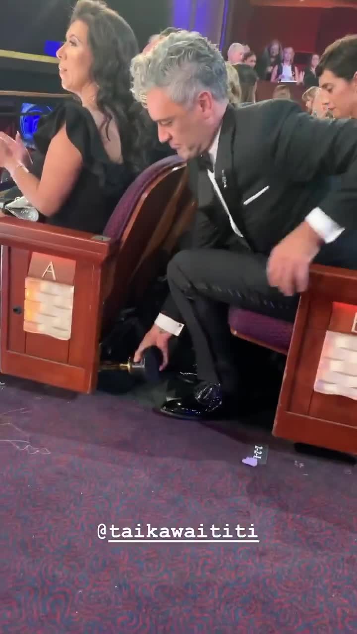 骚操作！塔伊加·维迪提将奥斯卡小金人藏在座位下…