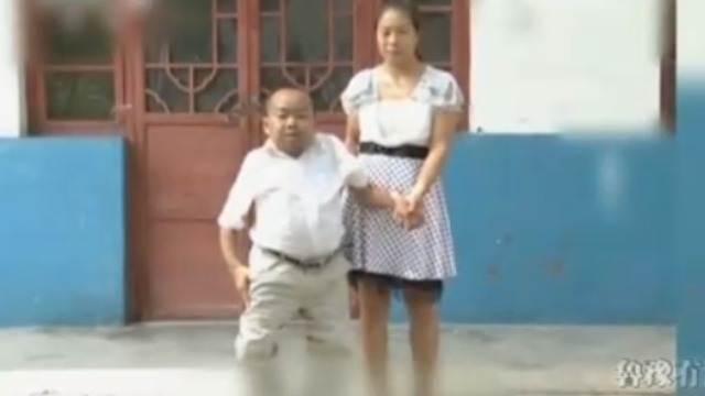 男子患有退缩人综合症 五官开始变丑并伴随四肢变形_凤凰网视频_凤凰网