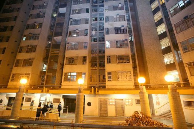 香港一楼下上邻居确诊感染新冠肺炎 疑粪管传播撤离上百人