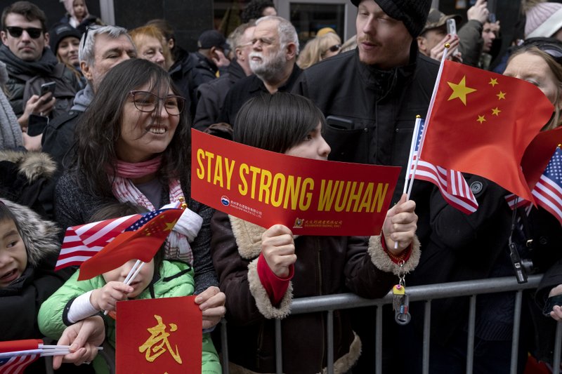 美国唐人街民众持“武汉加油”标语巡游 声援中国抗疫