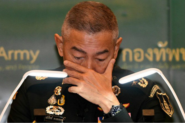 泰国陆军总司令含泪为军人枪击案致歉：你们要怪就怪我
