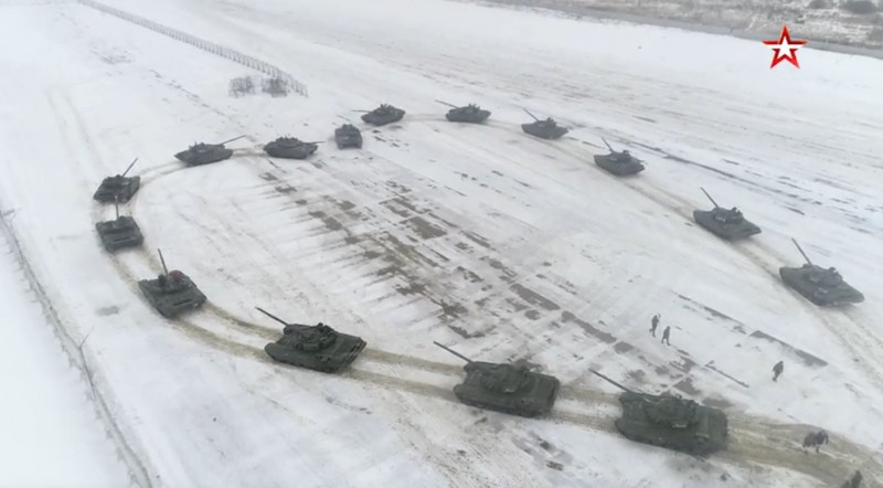 硬核！俄罗斯军官用16辆坦克摆心形求婚 女友当场答应