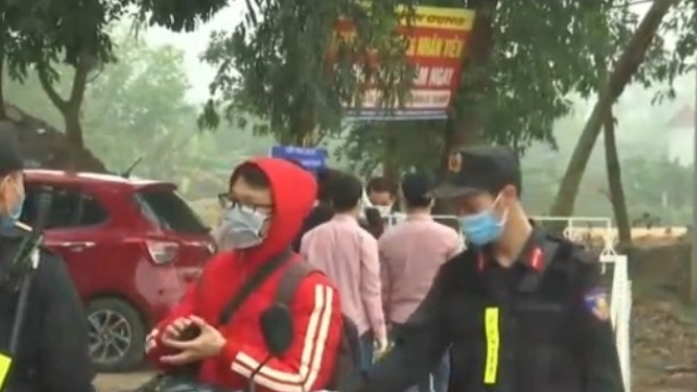 越南为防止疫情扩散 加强对摩托车喷洒消毒