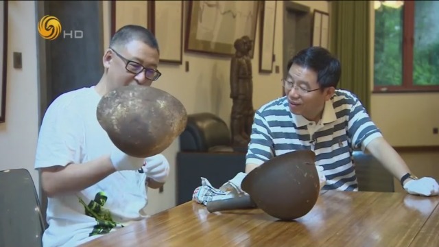 樊建川展示收藏的日军钢盔：这是“粪瓢”