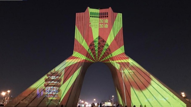 夜幕下 伊朗首都地标上呈现出一座“黄鹤楼”