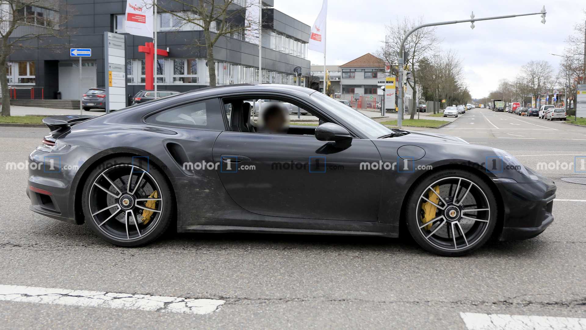 外观方面,相比现款车型,新一代保时捷turbo系列车型采用了大量的全新