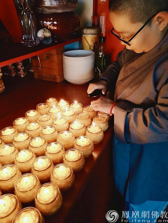 常住法师为此次新冠肺炎疫情点燃药师祈福灯(图片来源:凤凰网佛教