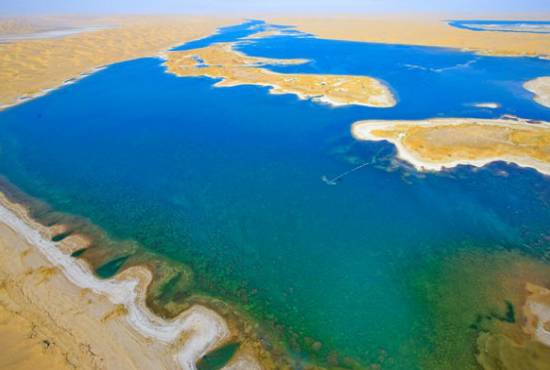 中国最大沙漠腹地 深藏绝美湖泊群
