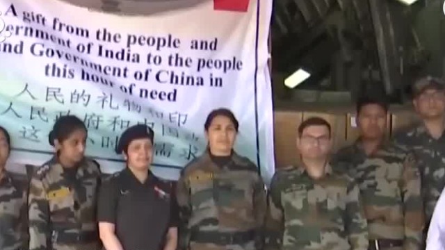 印度空军为武汉送来15吨物资 结果箱子上的寄语亮了