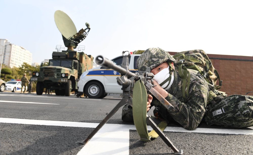 韩国海军镇海海军基地近日开展反恐演习,出动了100多名士兵参加,演习