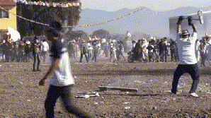 实拍：墨西哥“爆锤节” 民众纷纷抡起炸药砸地面