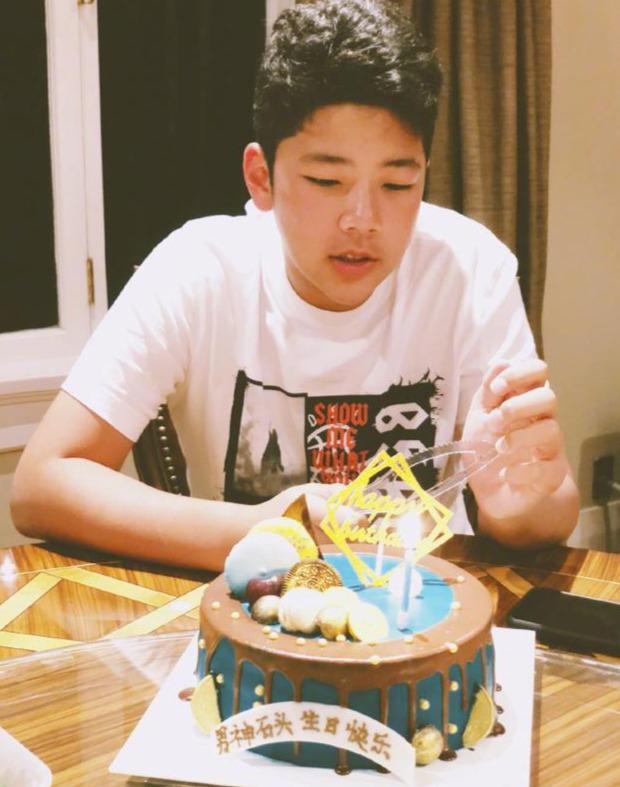 石头长大啦！郭涛为儿子庆13岁生日 蛋糕上写“男神”