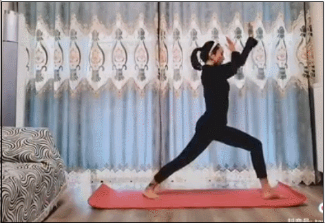 汤灿晒出近况视频：家中练瑜伽包饺子