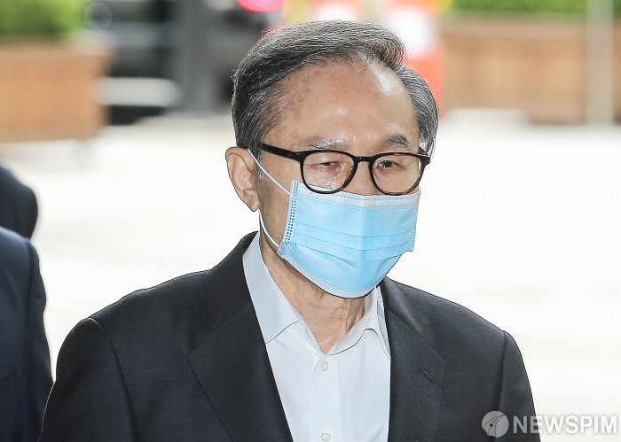 韩国前总统李明博获保释 6天前曾获刑17年当庭被捕