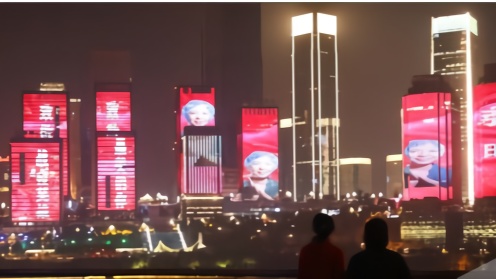 重庆50处地标同点亮，致敬战疫英雄