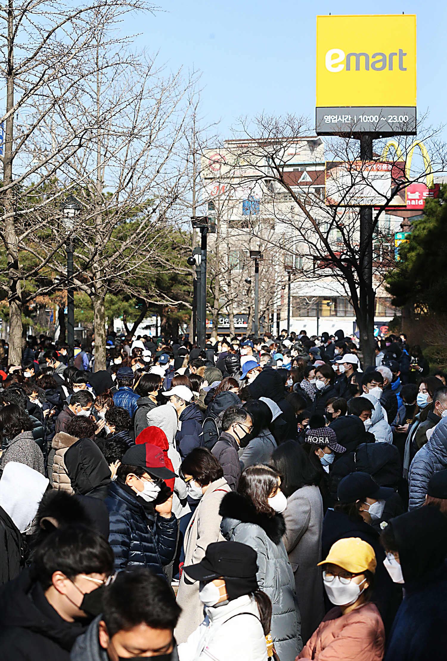实拍韩国疫情爆发地 民众排数百米抢购口罩