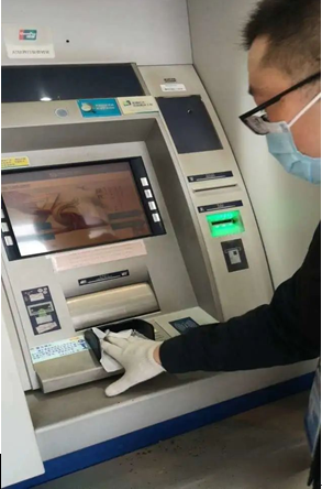▲民生银行工作人员对atm等自助机具进行消毒 “设备维护工作切不能掉以轻心