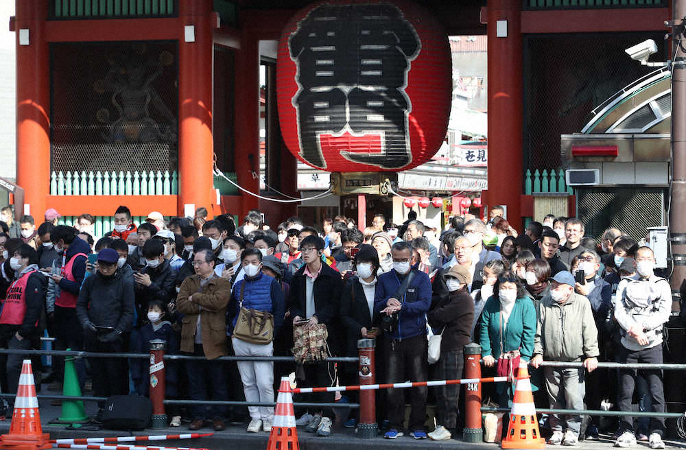 疫情在日本持续扩大 东京马拉松仍聚集7.2万名观众