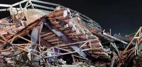 福建泉州一疫情隔离观察酒店坍塌 或因超承重量