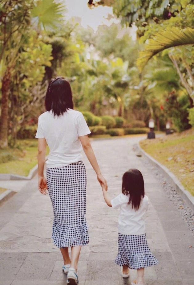 朱丹和女儿穿亲子装散步 背影温馨幸福
