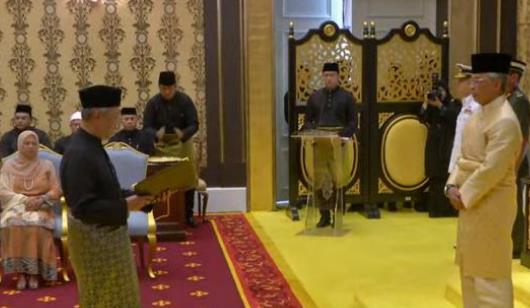 马来西亚新总理宣誓就职