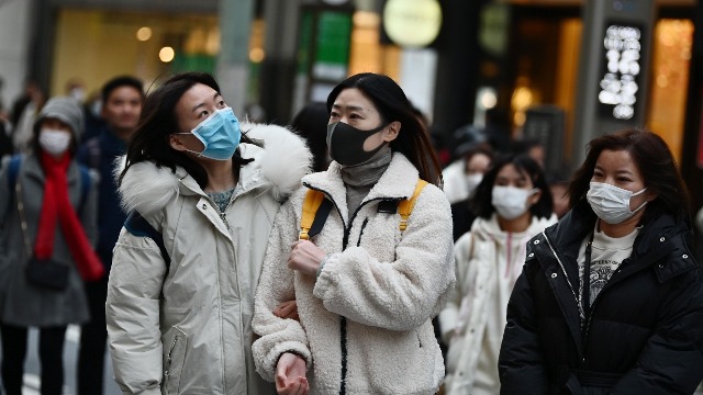 因疫情停课后日本学生涌上街头 出门逛街唱K